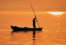 Fisherman in Mannar bay Sri Lanka - Things to do in Mannar