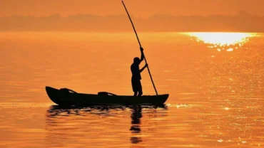 Fisherman in Mannar bay Sri Lanka - Things to do in Mannar