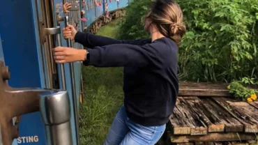 A girl Haggin on Train - Tourism Activities In Sri Lanka