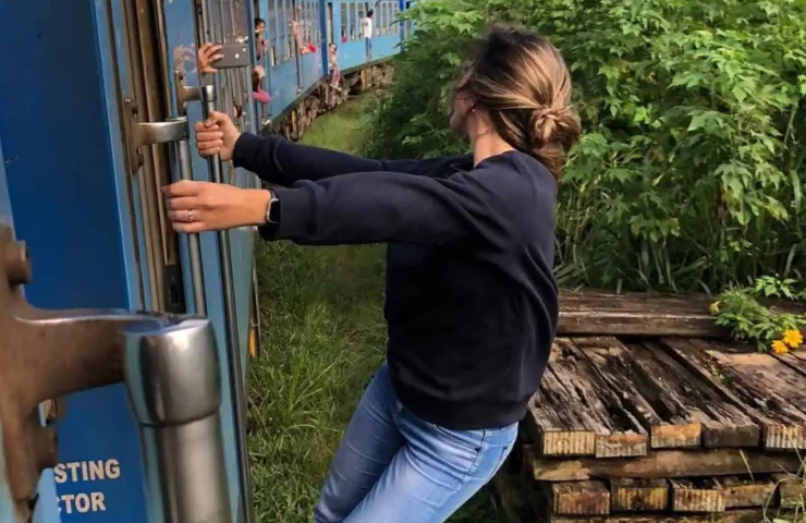 A girl Haggin on Train - Tourism Activities In Sri Lanka